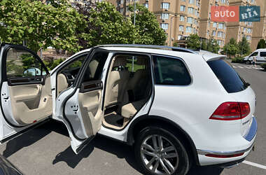 Внедорожник / Кроссовер Volkswagen Touareg 2015 в 