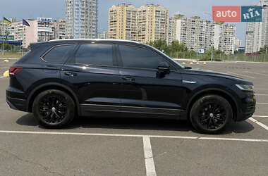 Внедорожник / Кроссовер Volkswagen Touareg 2019 в Киеве