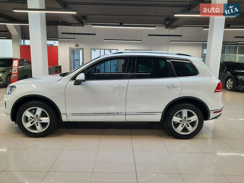 Внедорожник / Кроссовер Volkswagen Touareg 2014 в Хмельницком