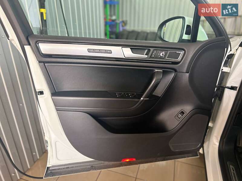 Внедорожник / Кроссовер Volkswagen Touareg 2017 в Житомире