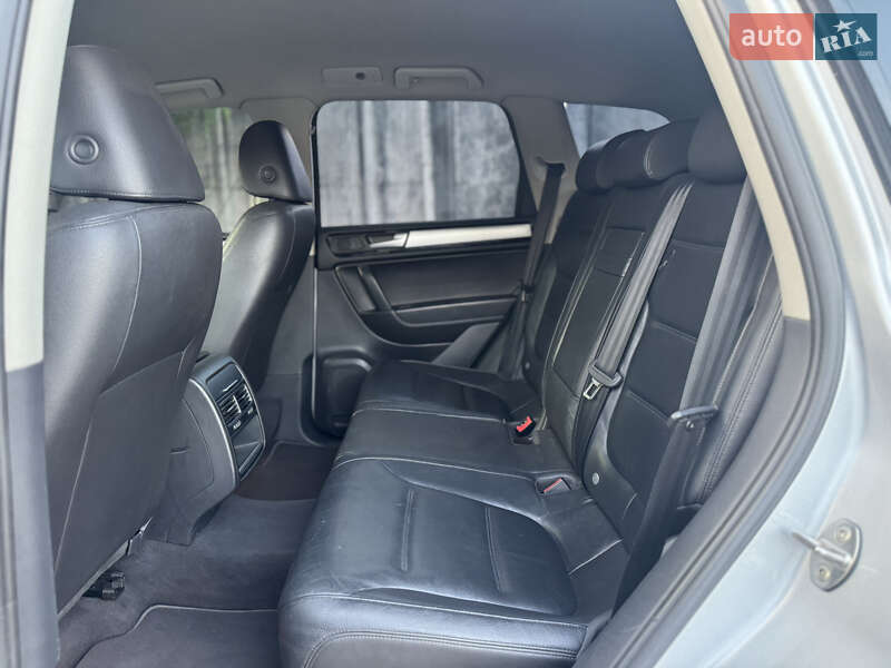 Внедорожник / Кроссовер Volkswagen Touareg 2012 в Киеве