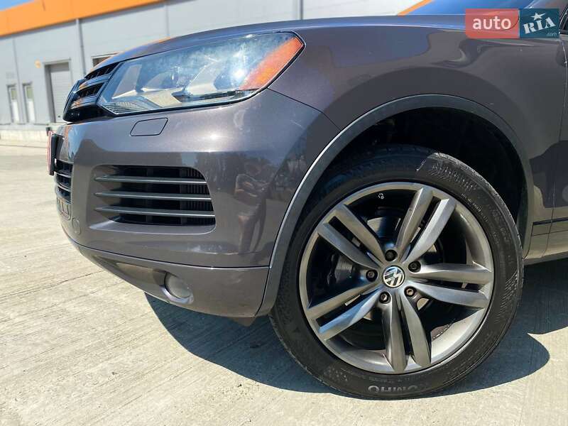 Внедорожник / Кроссовер Volkswagen Touareg 2012 в Киеве