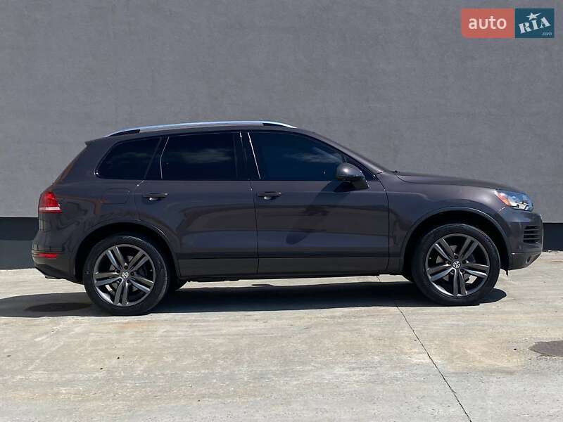 Внедорожник / Кроссовер Volkswagen Touareg 2012 в Киеве