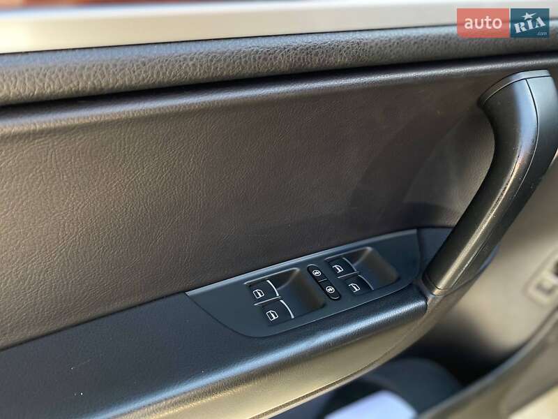 Внедорожник / Кроссовер Volkswagen Touareg 2012 в Киеве