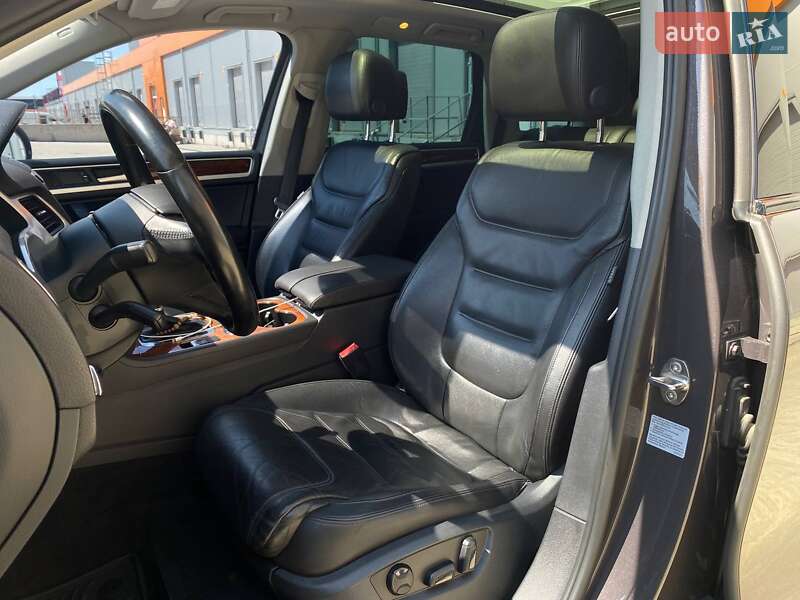 Внедорожник / Кроссовер Volkswagen Touareg 2012 в Киеве
