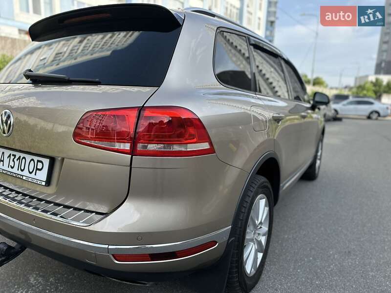 Внедорожник / Кроссовер Volkswagen Touareg 2015 в Киеве