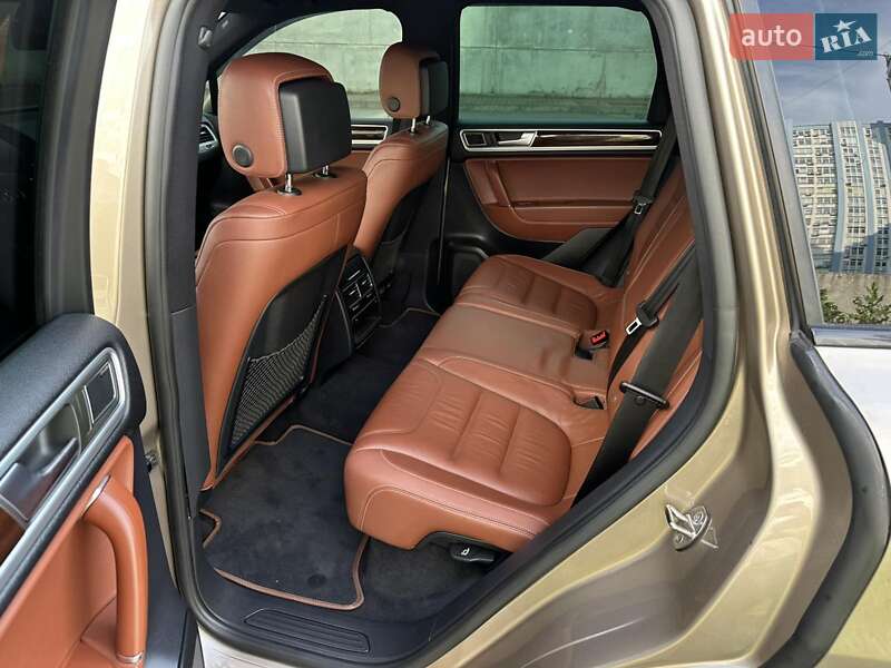 Внедорожник / Кроссовер Volkswagen Touareg 2015 в Киеве