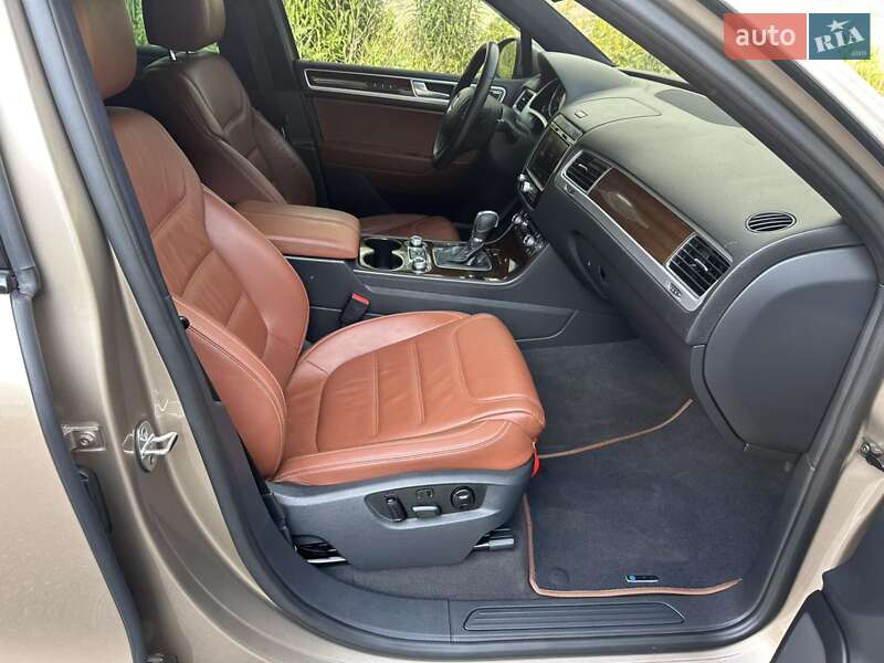 Внедорожник / Кроссовер Volkswagen Touareg 2015 в Киеве