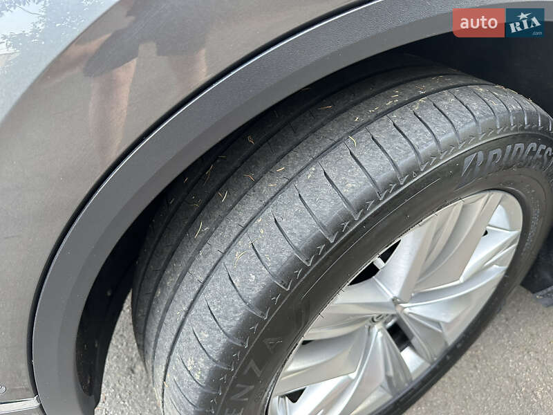 Позашляховик / Кросовер Volkswagen Touareg 2019 в Умані