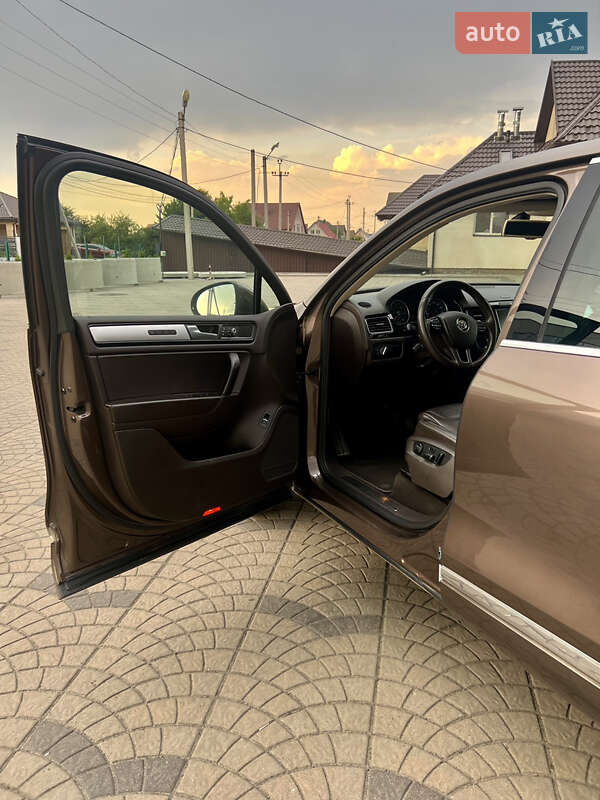 Внедорожник / Кроссовер Volkswagen Touareg 2011 в Луцке