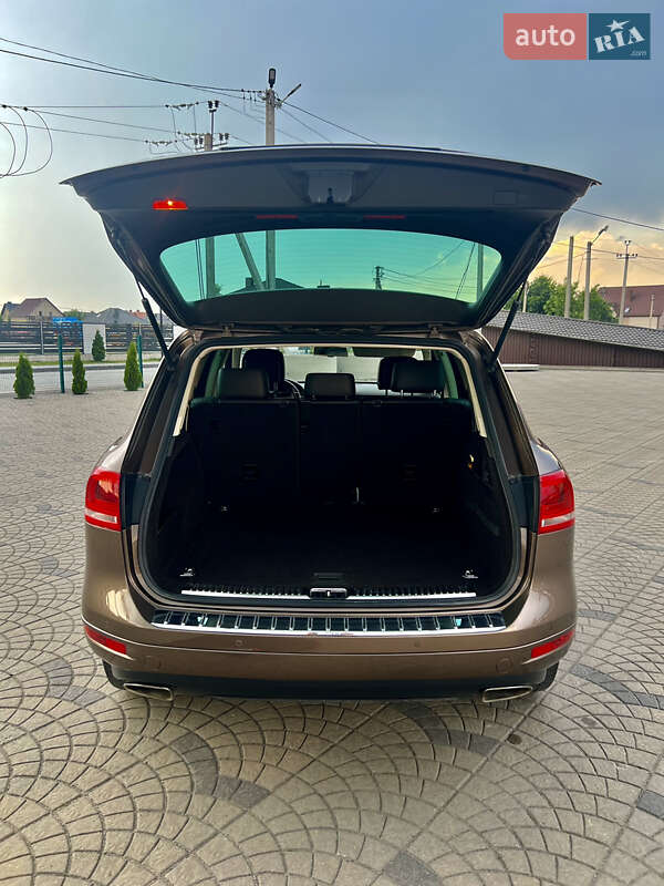 Внедорожник / Кроссовер Volkswagen Touareg 2011 в Луцке