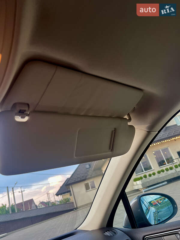 Внедорожник / Кроссовер Volkswagen Touareg 2011 в Луцке