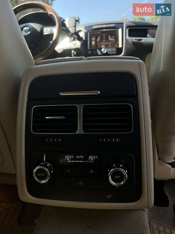 Внедорожник / Кроссовер Volkswagen Touareg 2010 в Днепре
