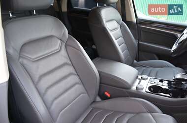 Внедорожник / Кроссовер Volkswagen Touareg 2019 в 
