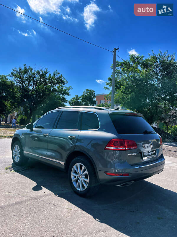 Внедорожник / Кроссовер Volkswagen Touareg 2014 в Николаеве