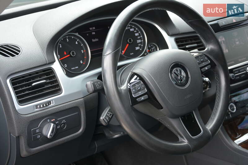 Внедорожник / Кроссовер Volkswagen Touareg 2012 в Киеве