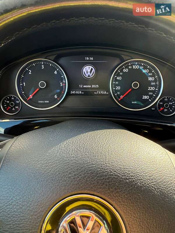 Внедорожник / Кроссовер Volkswagen Touareg 2014 в Буске