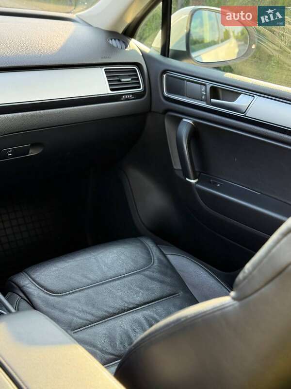 Внедорожник / Кроссовер Volkswagen Touareg 2014 в Буске