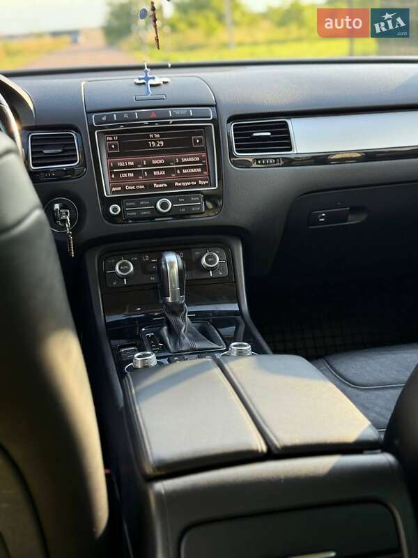 Внедорожник / Кроссовер Volkswagen Touareg 2014 в Буске
