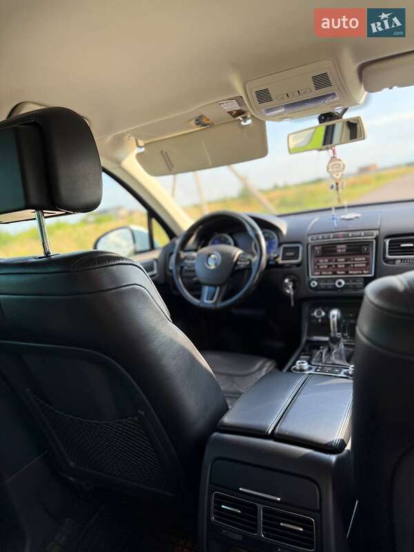 Внедорожник / Кроссовер Volkswagen Touareg 2014 в Буске