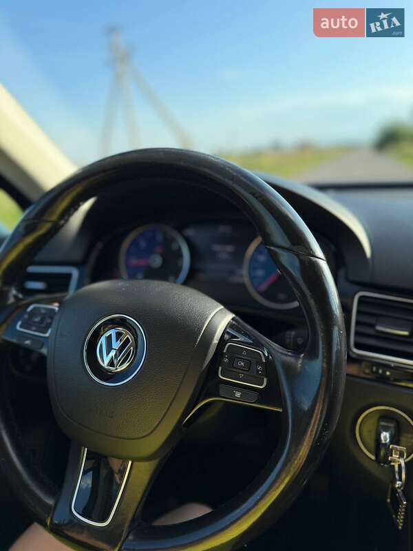 Внедорожник / Кроссовер Volkswagen Touareg 2014 в Буске