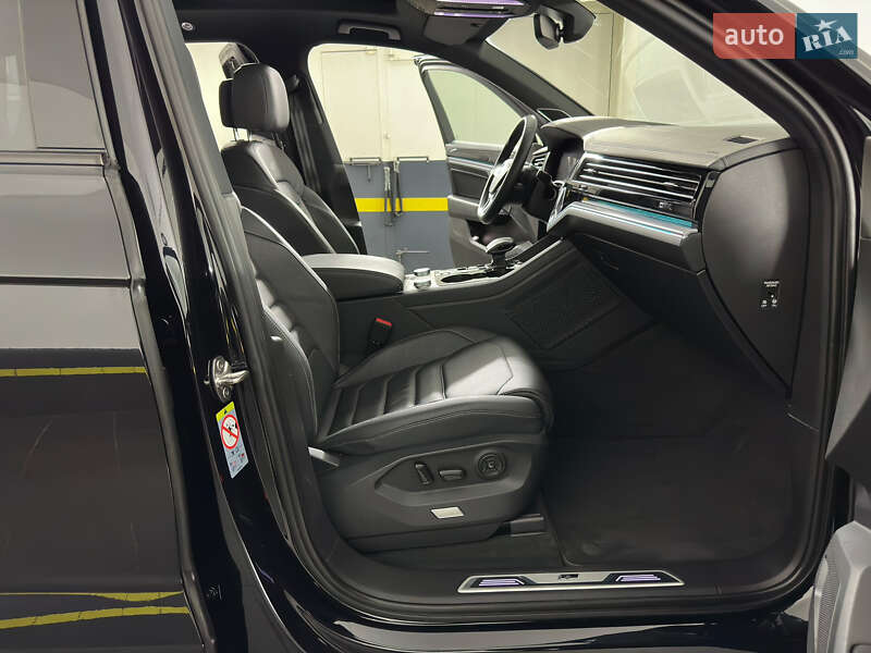 Внедорожник / Кроссовер Volkswagen Touareg 2019 в Казатине