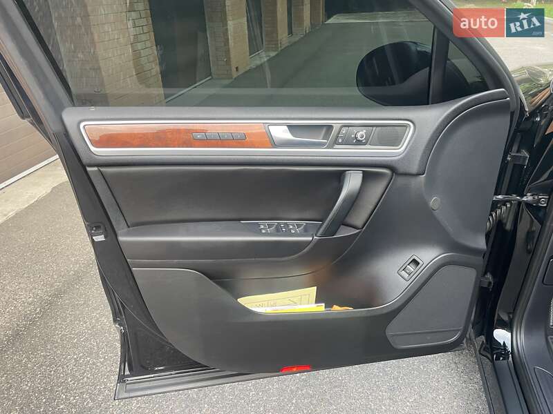 Позашляховик / Кросовер Volkswagen Touareg 2011 в Черкасах