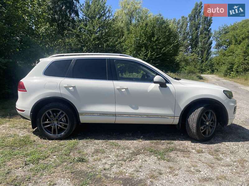 Позашляховик / Кросовер Volkswagen Touareg 2011 в Хмельницькому