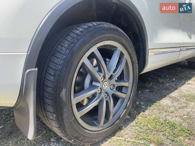 Позашляховик / Кросовер Volkswagen Touareg 2011 в Хмельницькому
