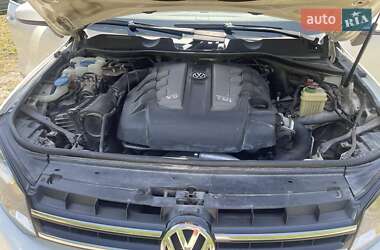 Позашляховик / Кросовер Volkswagen Touareg 2011 в 