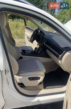 Позашляховик / Кросовер Volkswagen Touareg 2011 в 