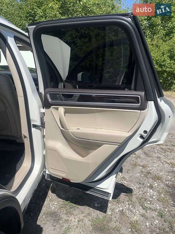 Позашляховик / Кросовер Volkswagen Touareg 2011 в Хмельницькому