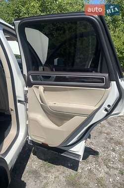 Позашляховик / Кросовер Volkswagen Touareg 2011 в 