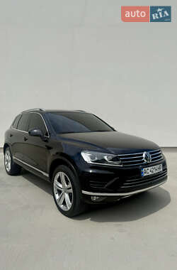Внедорожник / Кроссовер Volkswagen Touareg 2015 в Луцке