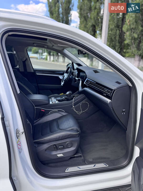 Внедорожник / Кроссовер Volkswagen Touareg 2018 в Киеве