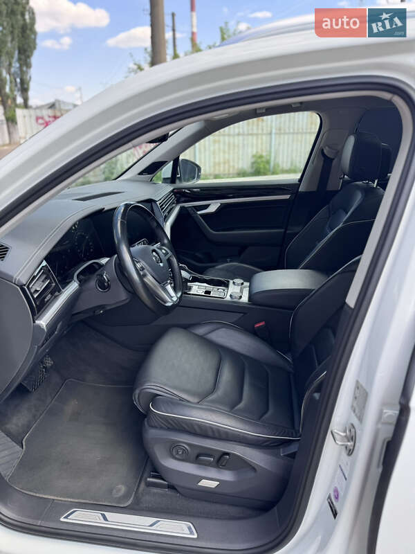 Внедорожник / Кроссовер Volkswagen Touareg 2018 в Киеве