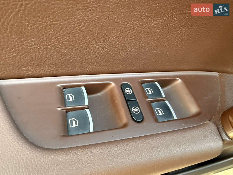 Внедорожник / Кроссовер Volkswagen Touareg 2013 в Одессе