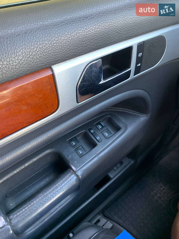 Позашляховик / Кросовер Volkswagen Touareg 2006 в Луцьку