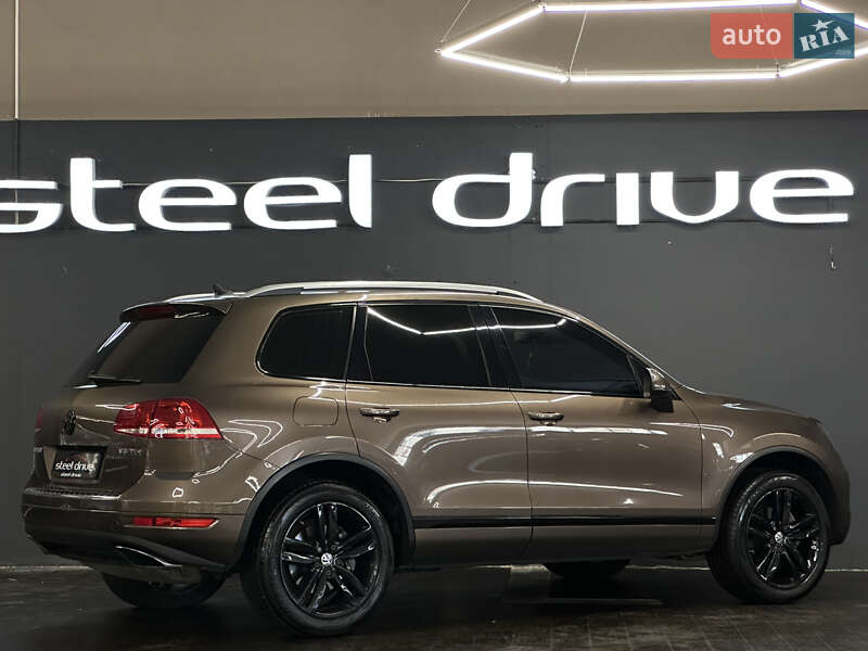 Внедорожник / Кроссовер Volkswagen Touareg 2012 в Николаеве