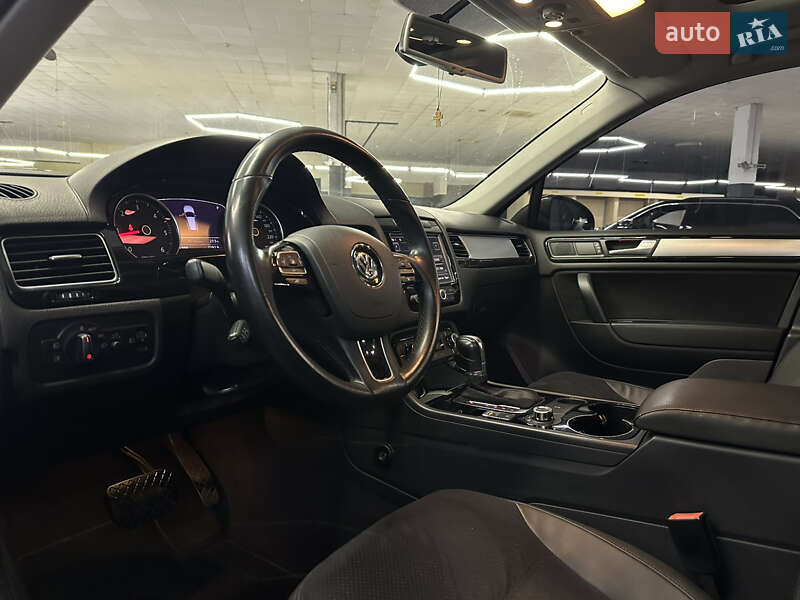 Внедорожник / Кроссовер Volkswagen Touareg 2012 в Николаеве