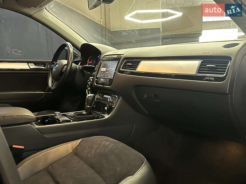 Внедорожник / Кроссовер Volkswagen Touareg 2012 в Николаеве