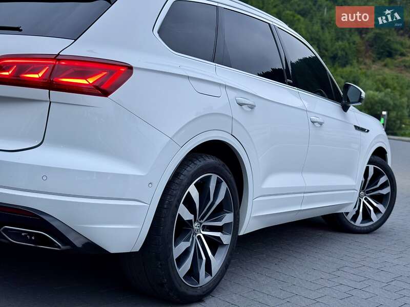 Позашляховик / Кросовер Volkswagen Touareg 2019 в Хусті