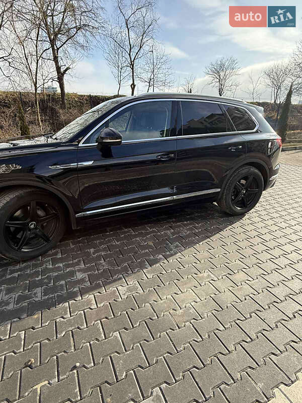 Позашляховик / Кросовер Volkswagen Touareg 2018 в Івано-Франківську