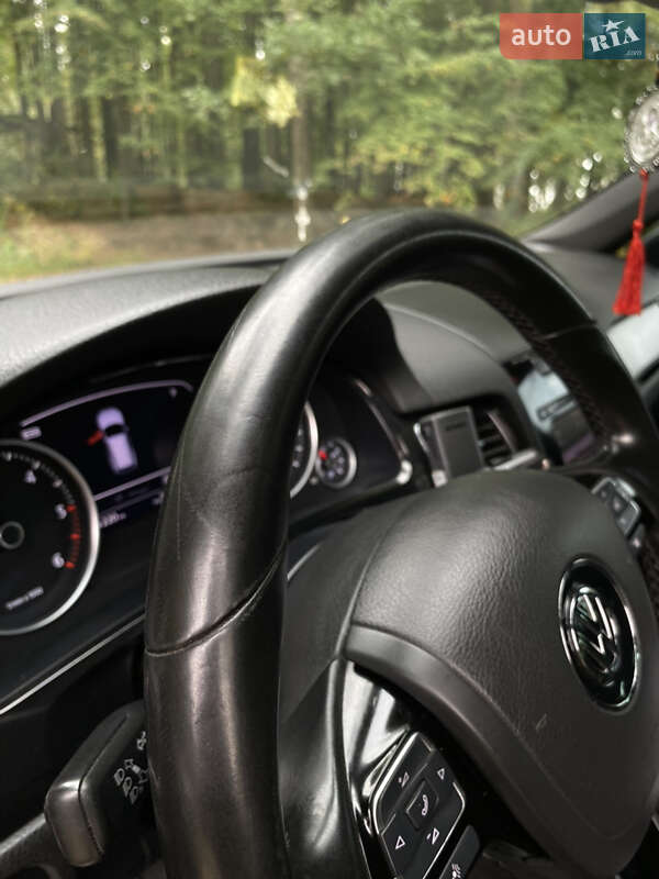 Внедорожник / Кроссовер Volkswagen Touareg 2011 в Ровно