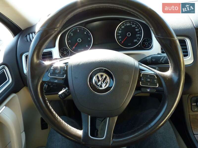 Внедорожник / Кроссовер Volkswagen Touareg 2015 в Житомире