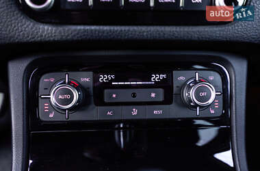 Позашляховик / Кросовер Volkswagen Touareg 2012 в 