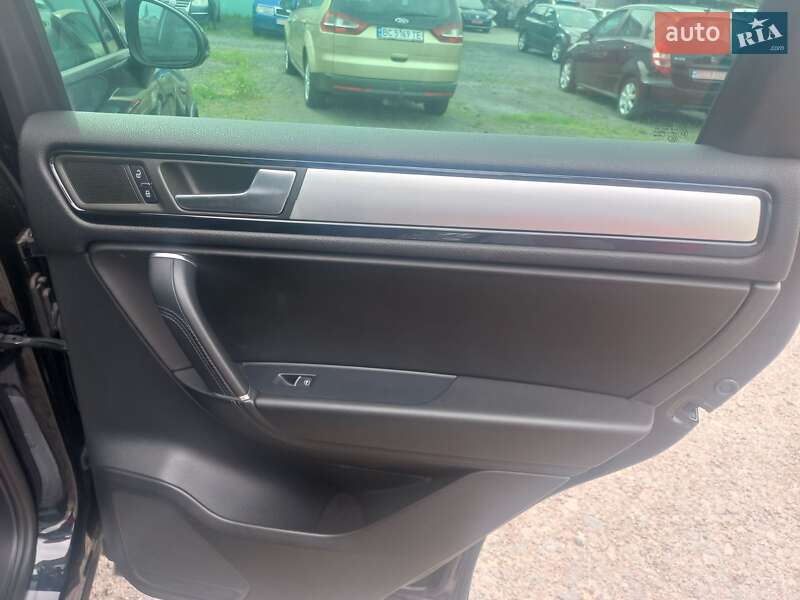 Внедорожник / Кроссовер Volkswagen Touareg 2011 в Шептицькому