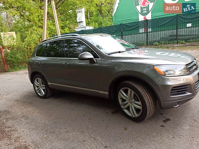 Позашляховик / Кросовер Volkswagen Touareg 2012 в Києві
