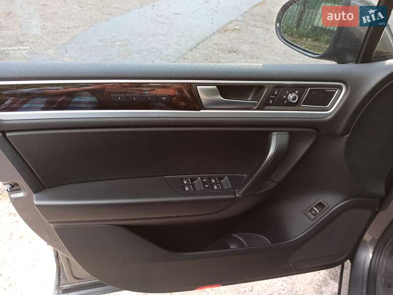 Позашляховик / Кросовер Volkswagen Touareg 2012 в Києві