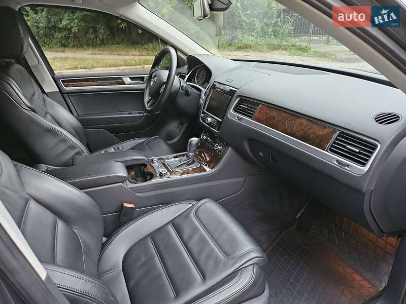 Внедорожник / Кроссовер Volkswagen Touareg 2012 в Киеве